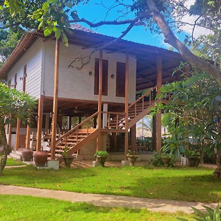 Pasir Putih Resort & Resto Maluk Exterior foto