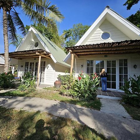 Pasir Putih Resort & Resto Maluk Exterior foto